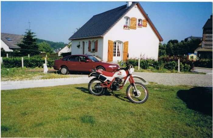 voiture rouge et moto a papa